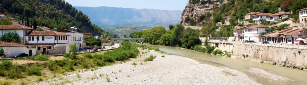 Berat and Osumit River (Alessandro Giangiulio)  [flickr.com]  CC BY 
Infos zur Lizenz unter 'Bildquellennachweis'